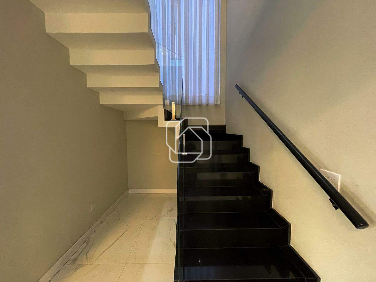 Casa de Condomínio à venda em Itu - SP - Residencial Saint Paul: Acesso de escada para o piso superior