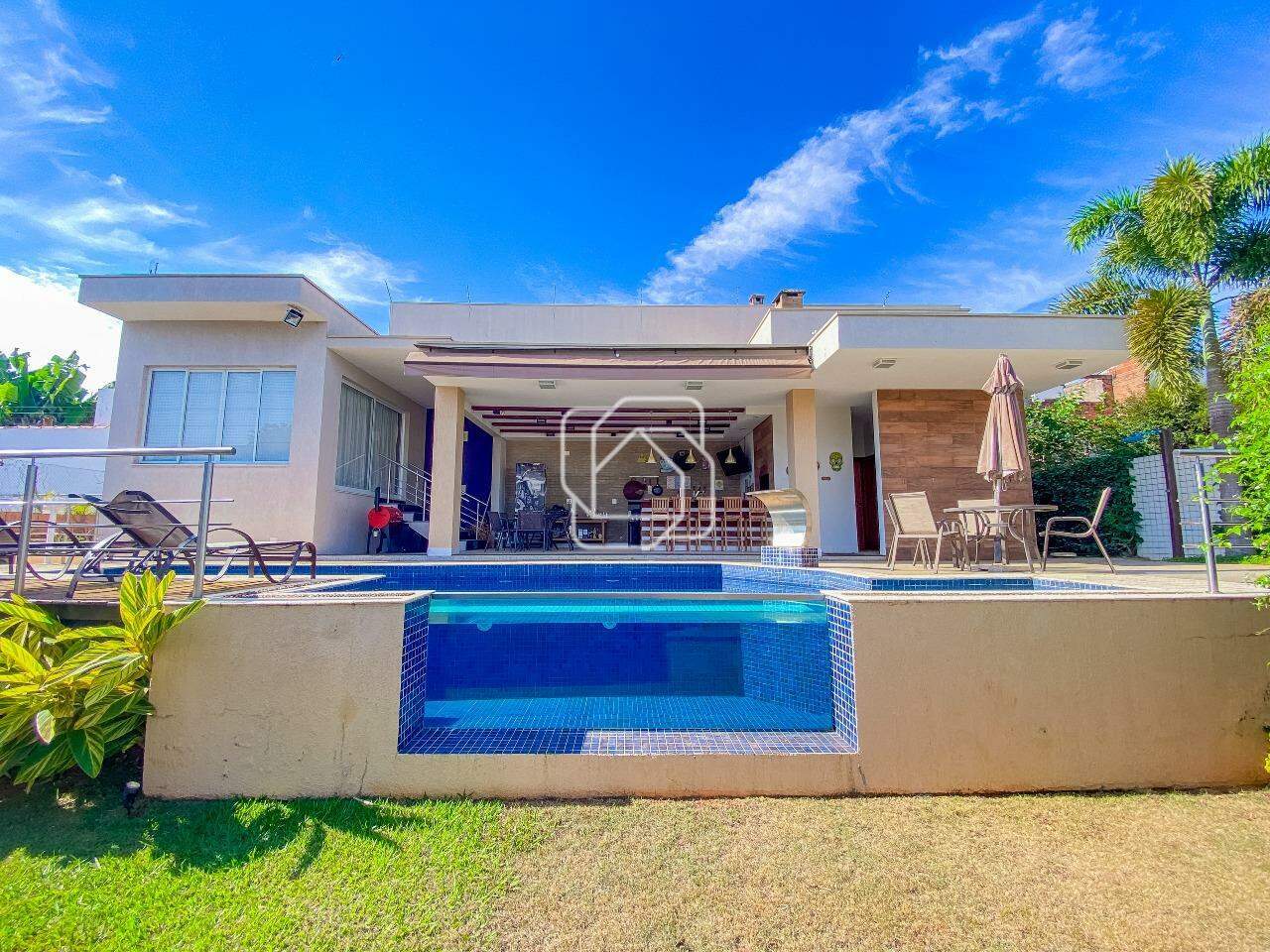 Casa de Condomínio à venda em Salto - SP - Terras de Mont Serrat: Fachada e piscina