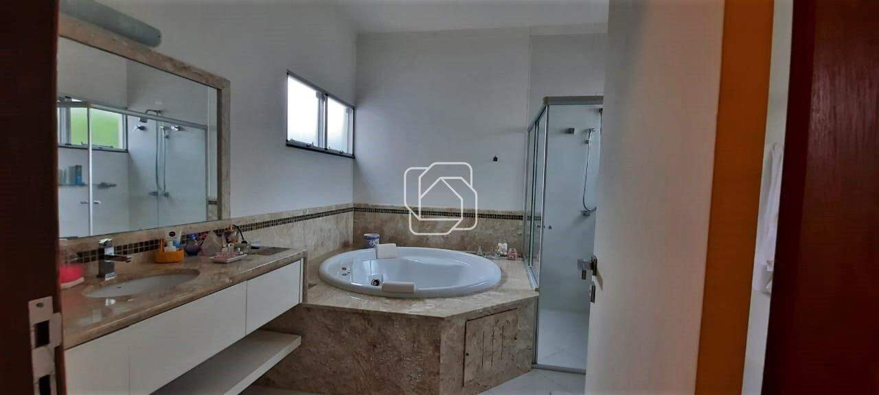 Casa de Condomínio à venda em Salto - SP - Residencial Primavera: Banheiro com hidromassagem