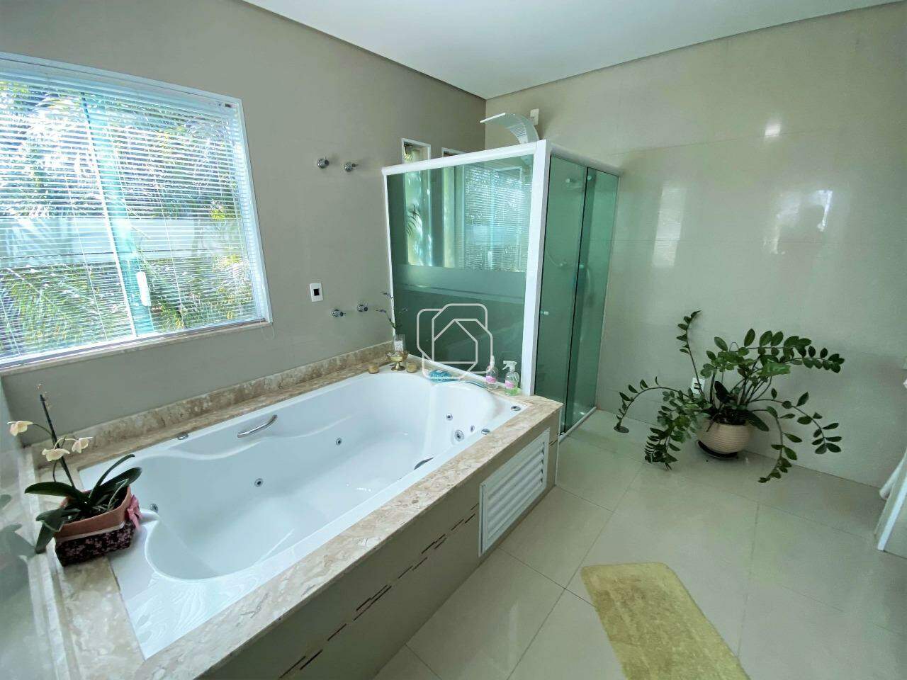 Casa de Condomínio à venda em Salto - SP - Haras Paineiras: Banheiro com hidromassagem