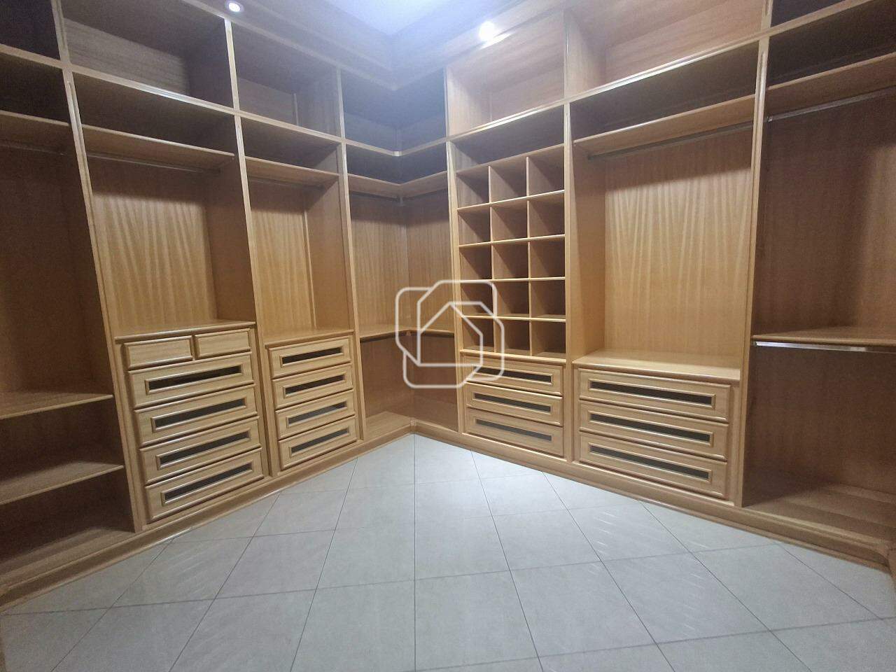 Casa de Condomínio para aluguel em Indaiatuba - SP - Vila Inglesa: CLOSET