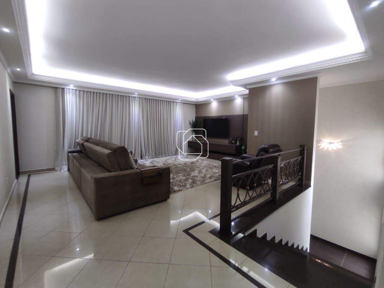 Casa de Condomínio para aluguel em Indaiatuba - SP - Vila Inglesa: SALA DE ESTAR SUPERIOR