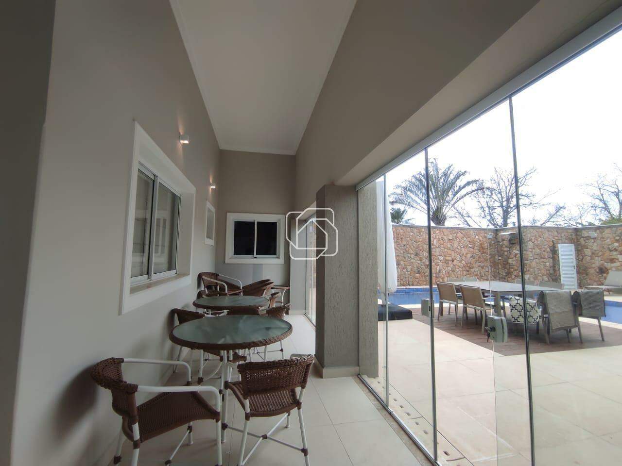Casa de Condomínio para aluguel em Indaiatuba - SP - Vila Inglesa: VARANDA COBERTA