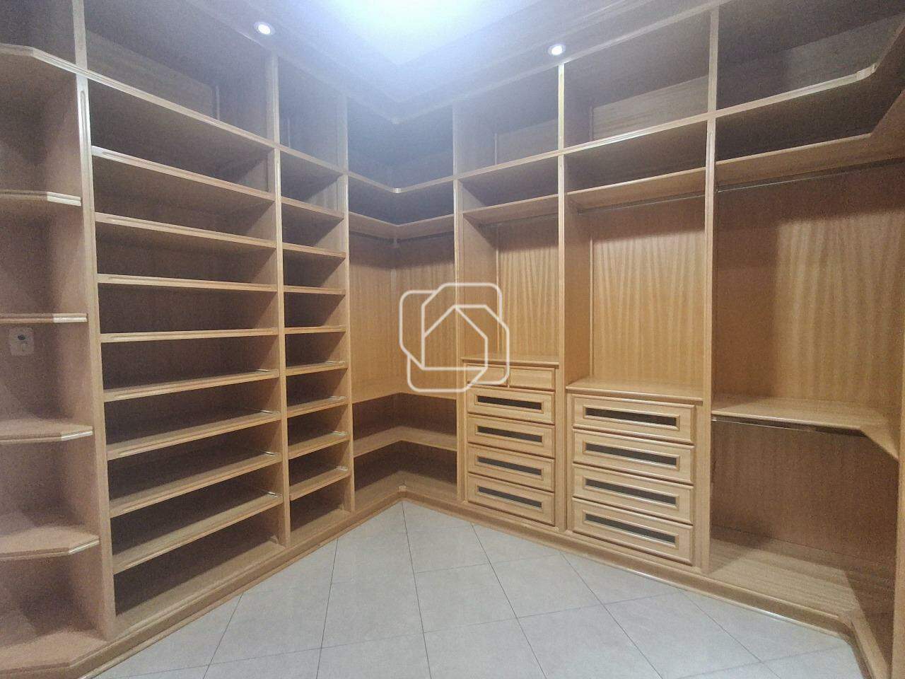 Casa de Condomínio para aluguel em Indaiatuba - SP - Vila Inglesa: CLOSET