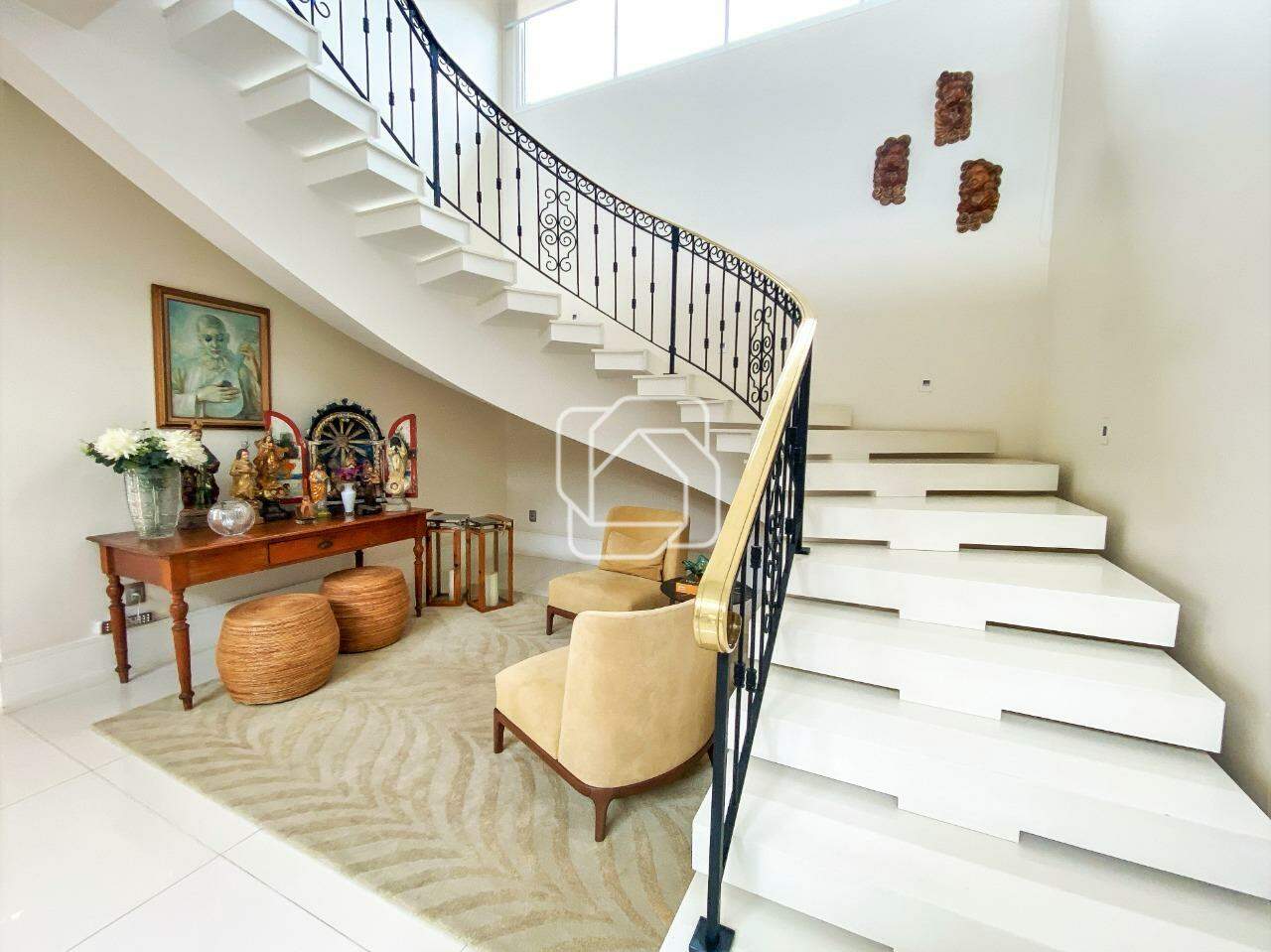 Casa de Condomínio à venda em Indaiatuba - SP - Jardim Maison Du Parc: Acesso piso superior, sala de estar