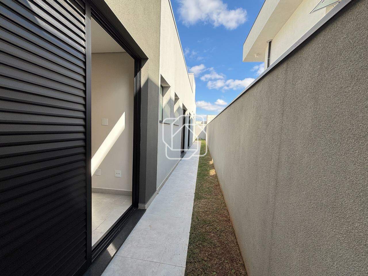 Casa de Condomínio à venda em Itu - SP - Condomínio UNA: Corredor lateral