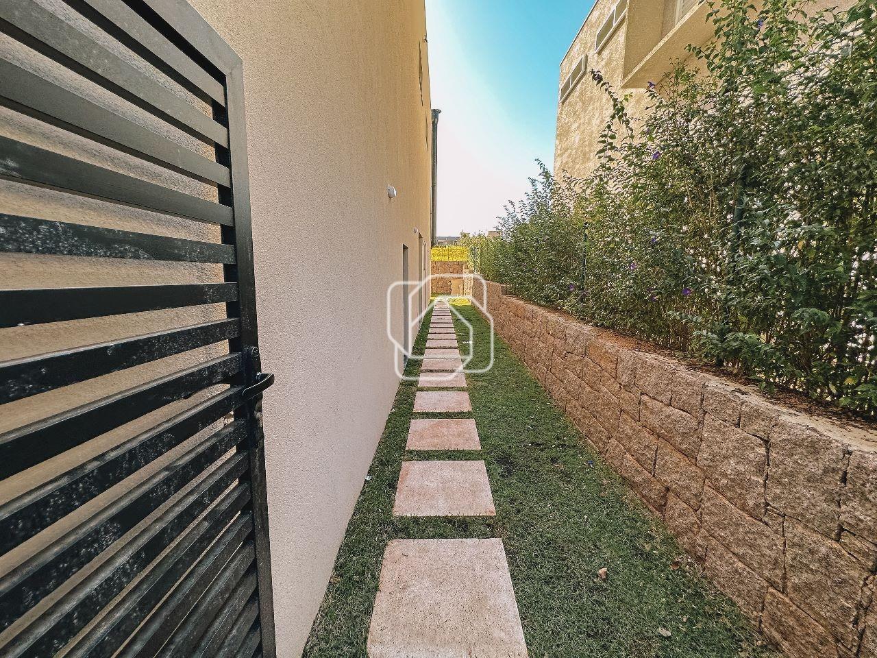 Casa de Condomínio à venda em Itu - SP - Condomínio Villas do Golfe: Corredor lateral
