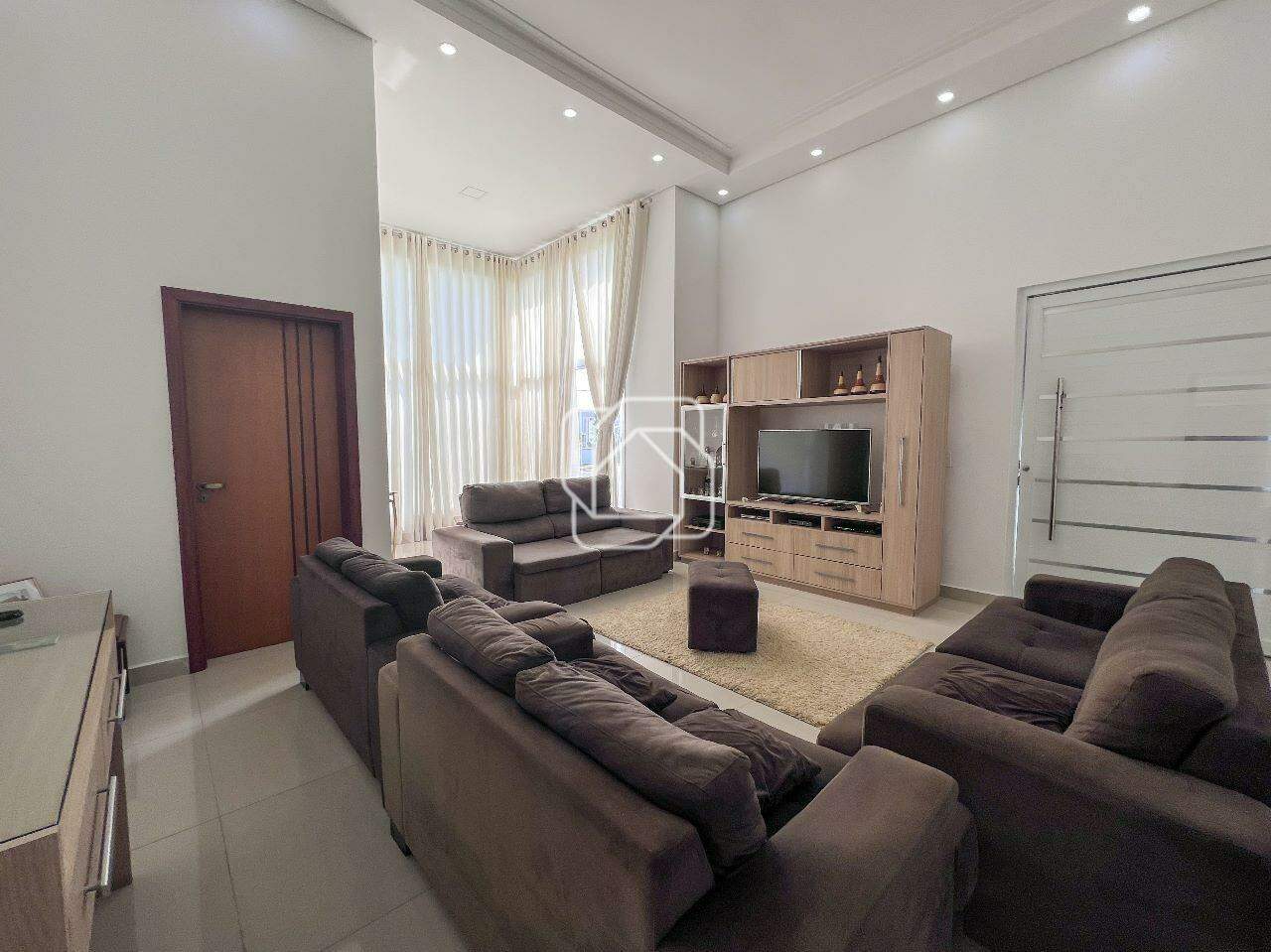 Casa de Condomínio à venda em Salto - SP - Terras de Mont Serrat: Sala de estar, entrada da casa