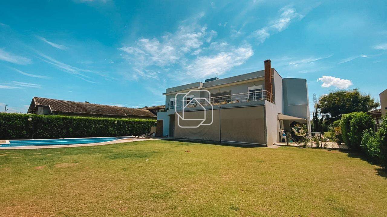 Casa de Condomínio à venda em Salto - SP - Residencial Primavera: Fundos da casa, gramado e piscina