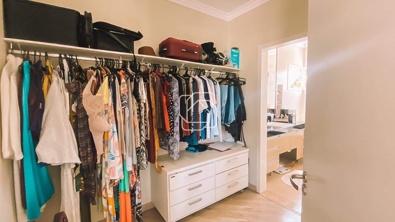 Casa de Condomínio à venda em Salto - SP - Residencial Primavera: Closet e banheiro