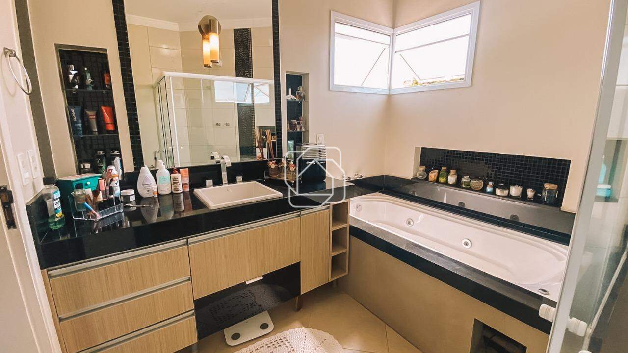 Casa de Condomínio à venda em Salto - SP - Residencial Primavera: Banheiro com banheira