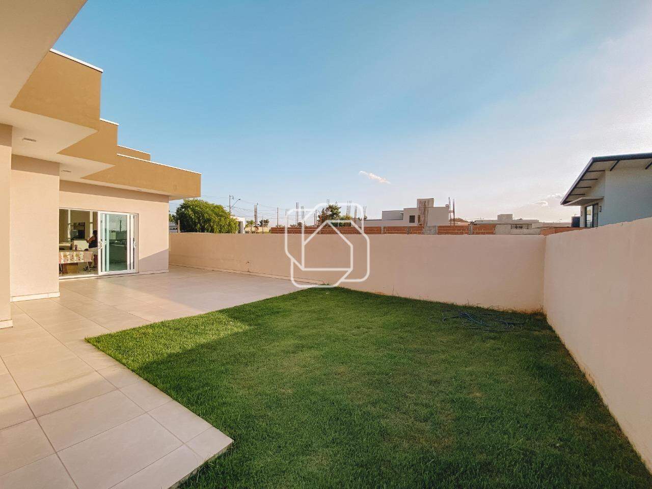 Casa de Condomínio à venda em Itu - SP - Condomínio UNA: Quintal com gramado, acesso lateral