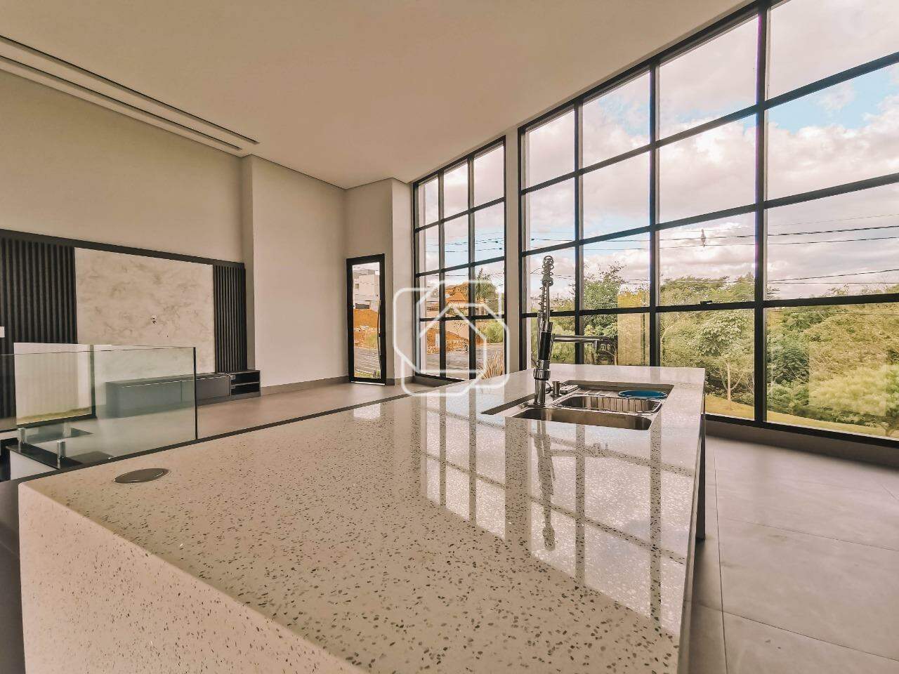 Casa de Condomínio à venda em Indaiatuba - SP - Helvetia Park: Sala e cozinha, janela panorâmica