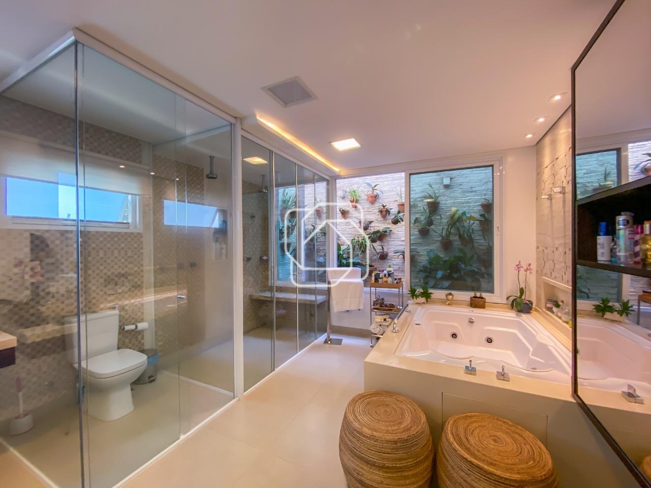 Casa de Condomínio à venda em Indaiatuba - SP - Jardim Vila Paradiso: Banheiro com hidromassagem e saúna