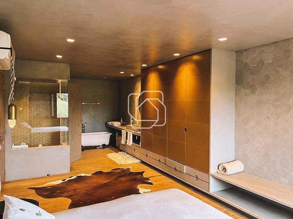 Casa de Condomínio à venda em Porto Feliz - SP - Condomínio Fazenda Boa Vista: Suíte com banheira