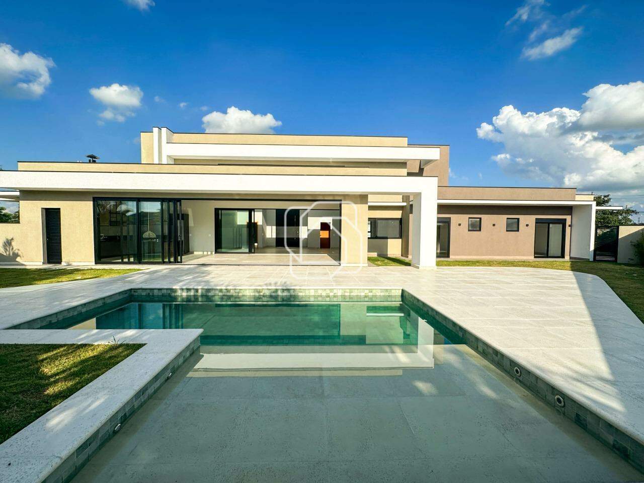 Casa de Condomínio à venda em Itu - SP - Condomínio Xapada Parque Ytu: Fachada e piscina