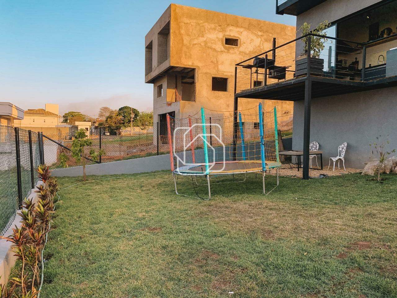 Casa de Condomínio à venda em Itu - SP - Residencial Saint Paul: Quintal gramado