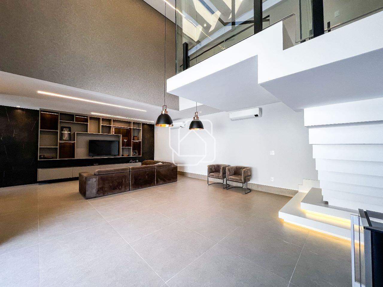 Casa de Condomínio à venda em Indaiatuba - SP - Residencial Duas Marias: Sala, acesso piso superior