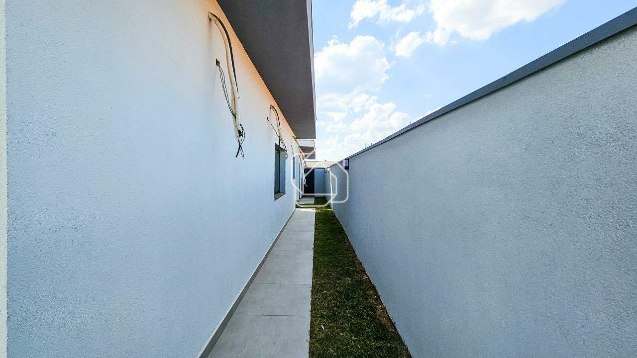Casa de Condomínio à venda em Itu - SP - Residencial Parque Campos de Santo Antônio II: Lateral com infra para ar-condicionado