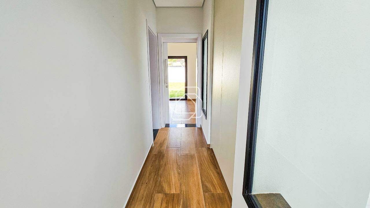 Casa de Condomínio à venda em Itu - SP - Residencial Parque Campos de Santo Antônio II: Corredor para as suítes térreas