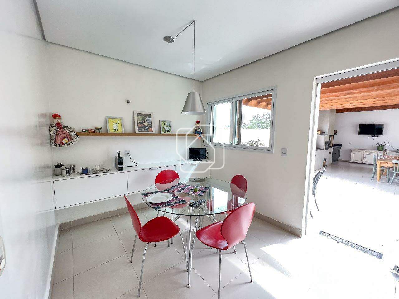 Casa de Condomínio à venda em Itu - SP - Parque Village Castelo: Mesa de jantar, acesso ao espaço gourmet