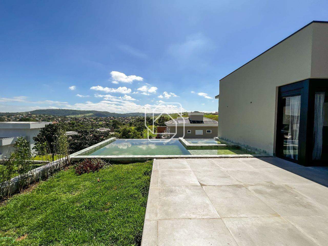 Casa de Condomínio à venda em Itu - SP - Residencial Parque Campos de Santo Antônio II: Quintal, piscina e paisagismo