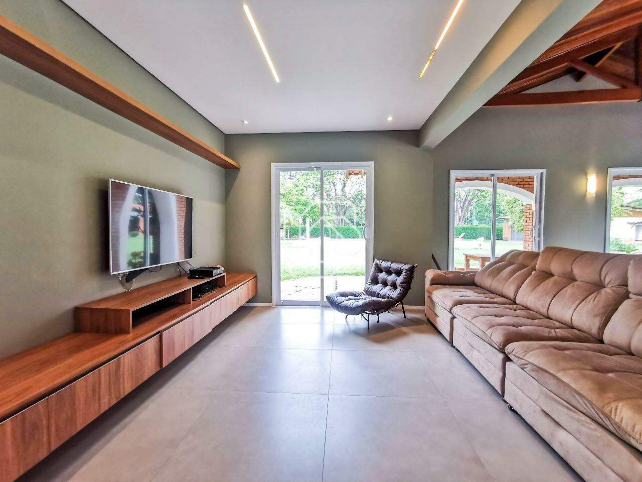 Casa de Condomínio à venda em Indaiatuba - SP - Chácara Polaris: Sala de estar/TV