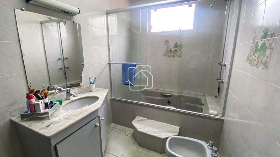 Casa de Condomínio à venda em Salto - SP - Condomínio Zuleika Jabour: Banheiro, banheira