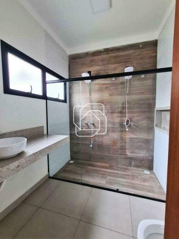 Casa de Condomínio para aluguel em Salto - SP - Village Moutonnée: Banheiro com ducha dupla