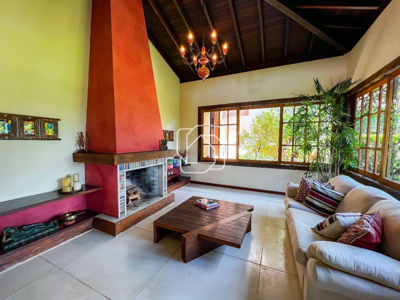 Casa de Condomínio à venda em Indaiatuba - SP - Lagos de Shanadu: Sala de estar, lareira