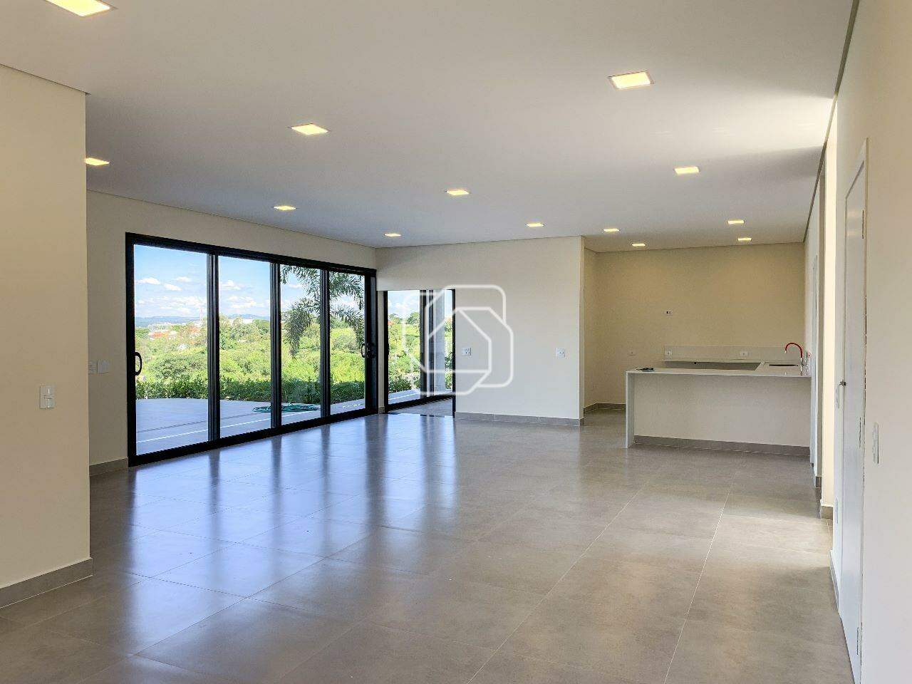 Casa de Condomínio à venda em Itu - SP - Jardim Plaza Atheneé: Sala e cozinha