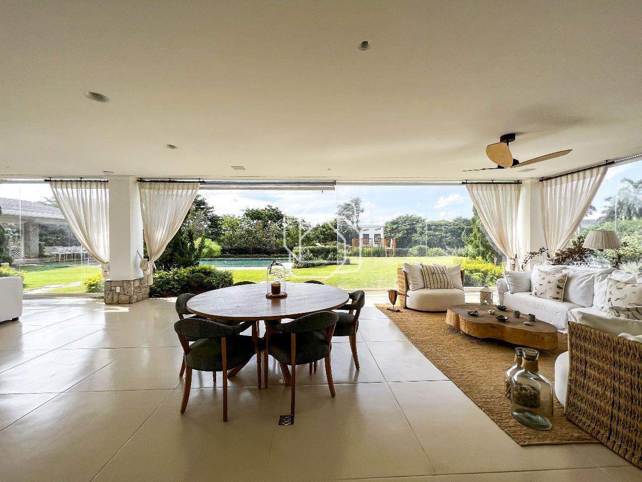 Casa de Condomínio à venda em Porto Feliz - SP - Condomínio Fazenda Boa Vista: Salas integradas, acesso externo