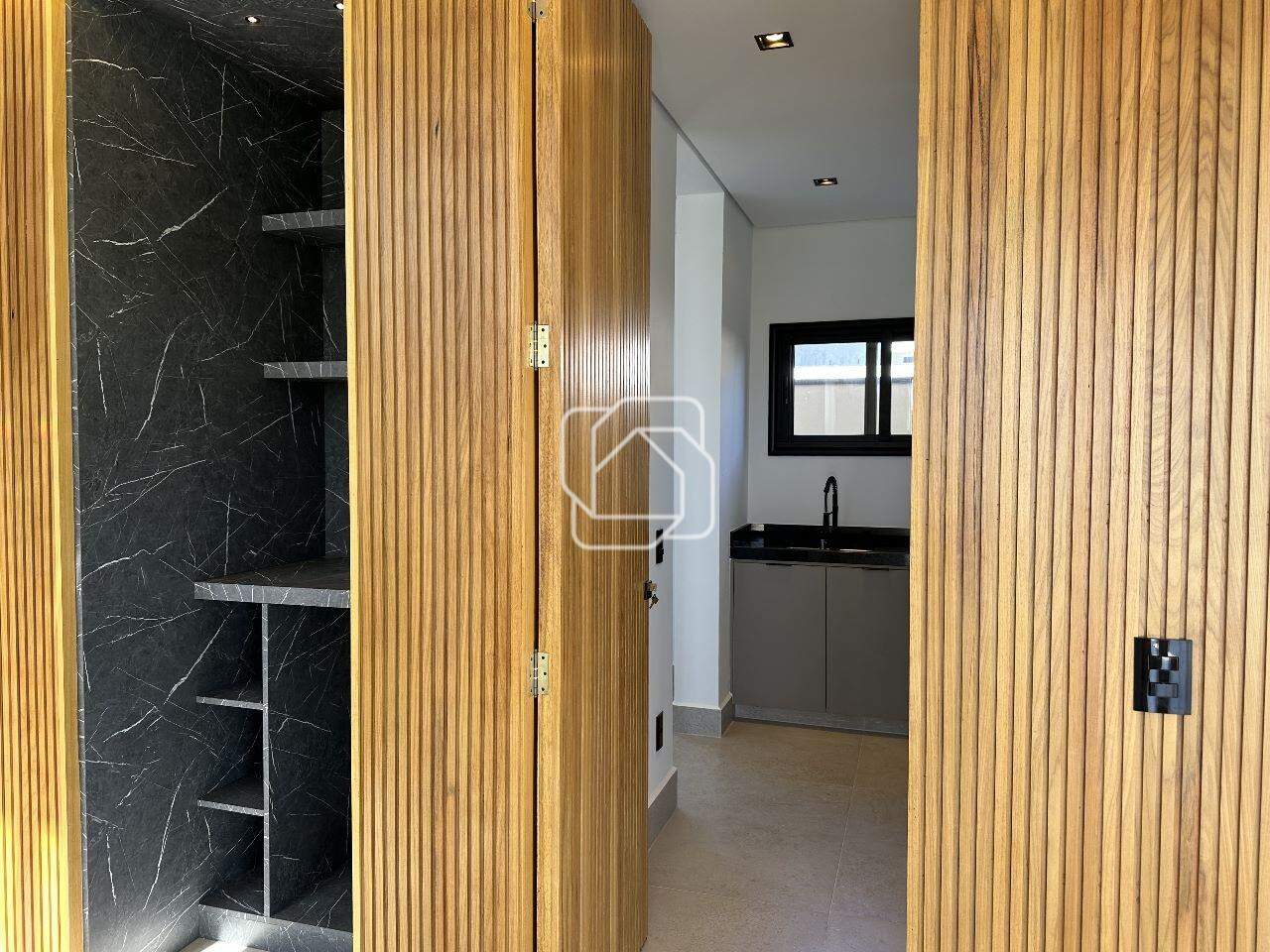 Casa de Condomínio à venda em Itu - SP - Condomínio Villas do Golfe: Acesso lavanderia