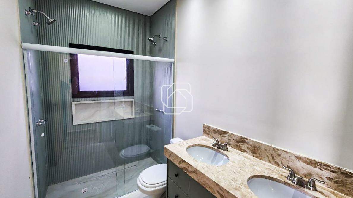 Casa de Condomínio à venda em Itu - SP - Residencial Parque Campos de Santo Antônio II: Banheiro com pia dupla