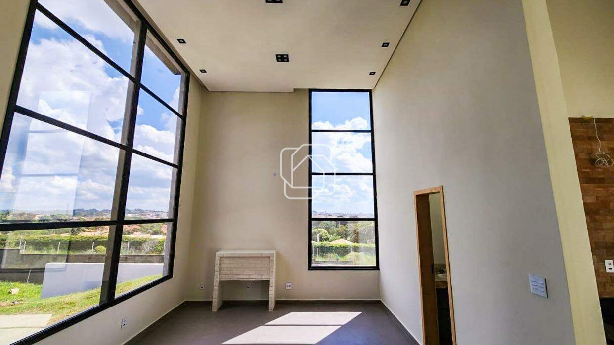 Casa de Condomínio à venda em Itu - SP - Residencial Parque Campos de Santo Antônio II: Sala com amplas janelas