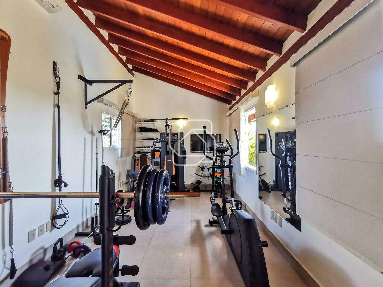 Casa de Condomínio à venda em Indaiatuba - SP - Vale das Laranjeiras: Academia completa