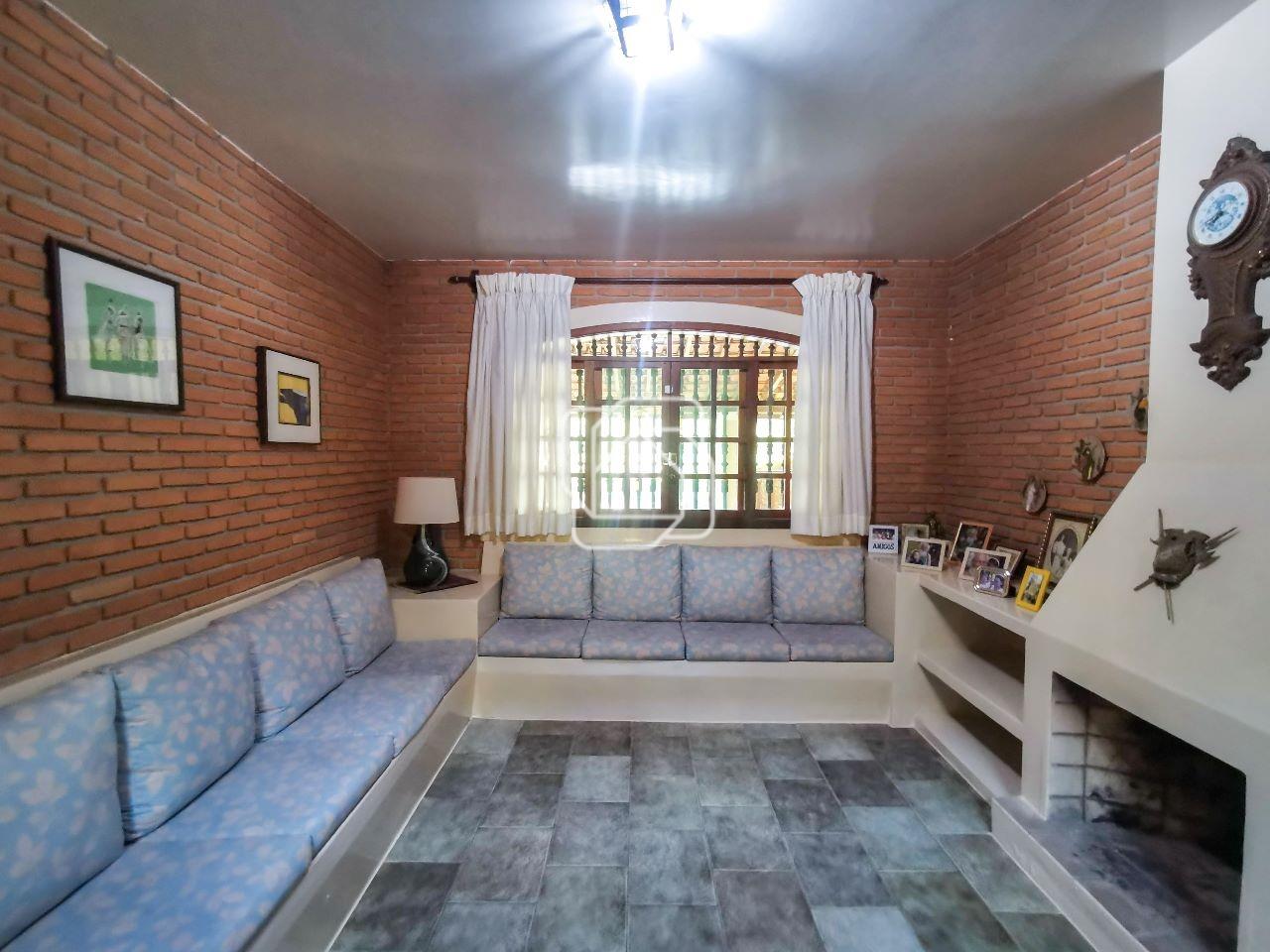 Casa de Condomínio à venda em Indaiatuba - SP - Recanto das Flores: Sala de TV com lareira