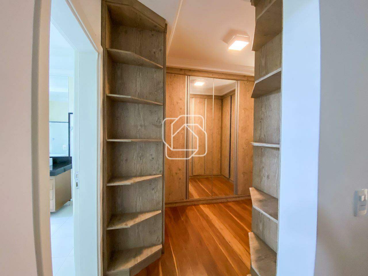 Casa de Condomínio à venda em Itu - SP - Jardim Plaza Atheneé: Closet e banheiro