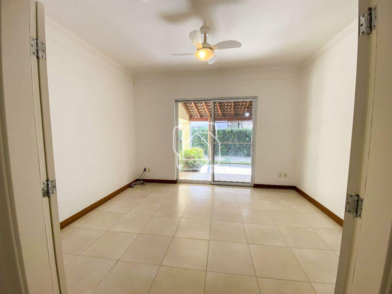 Casa de Condomínio à venda em Itu - SP - Jardim Plaza Atheneé: Sala íntima, acesso á varanda