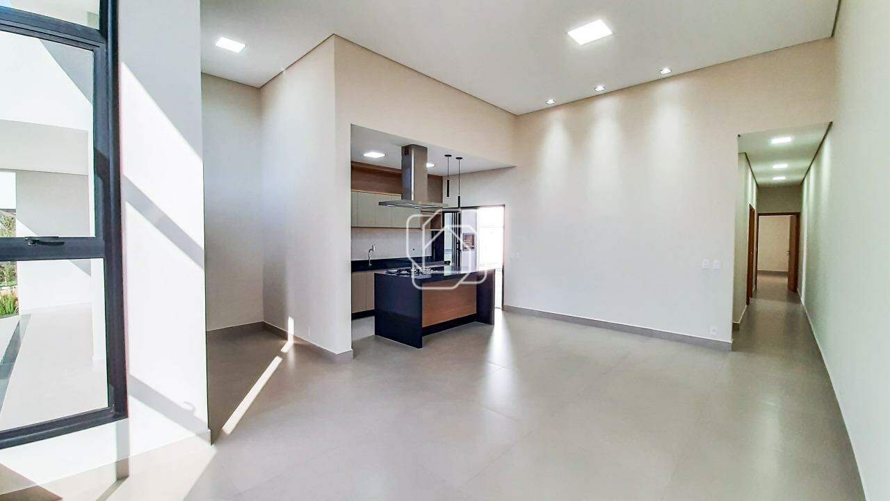 Casa de Condomínio à venda em Indaiatuba - SP - Jardim Residencial Dona Lucilla: Sala, cozinha e acesso aos quartos
