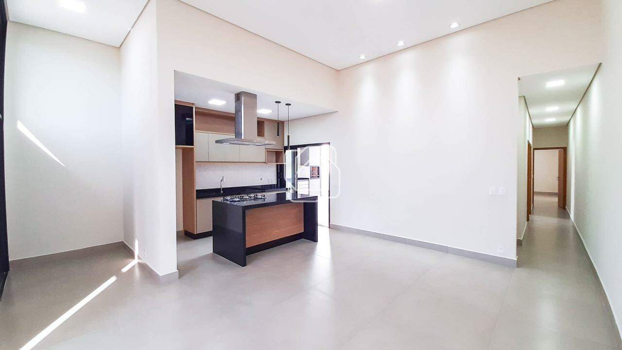 Casa de Condomínio à venda em Indaiatuba - SP - Jardim Residencial Dona Lucilla: Sala, cozinha e acesso aos quartos