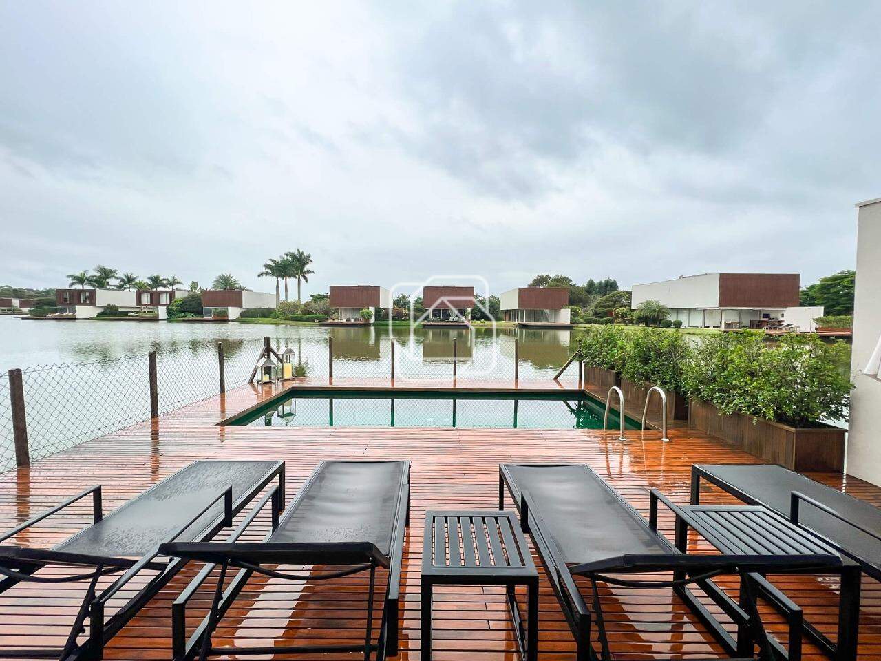 Casa de Condomínio à venda em Porto Feliz - SP - Condomínio Fazenda Boa Vista: Piscina, deck de madeira