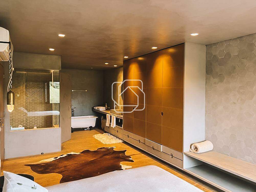 Casa de Condomínio para aluguel em Porto Feliz - SP - Condomínio Fazenda Boa Vista: Suíte com banheira