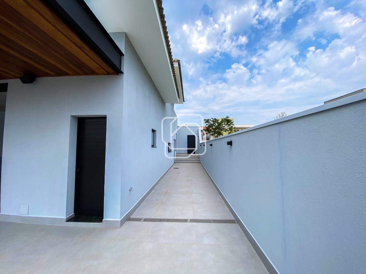 Casa de Condomínio à venda em Itu - SP - Residencial Parque Campos de Santo Antônio II: Corredor lateral