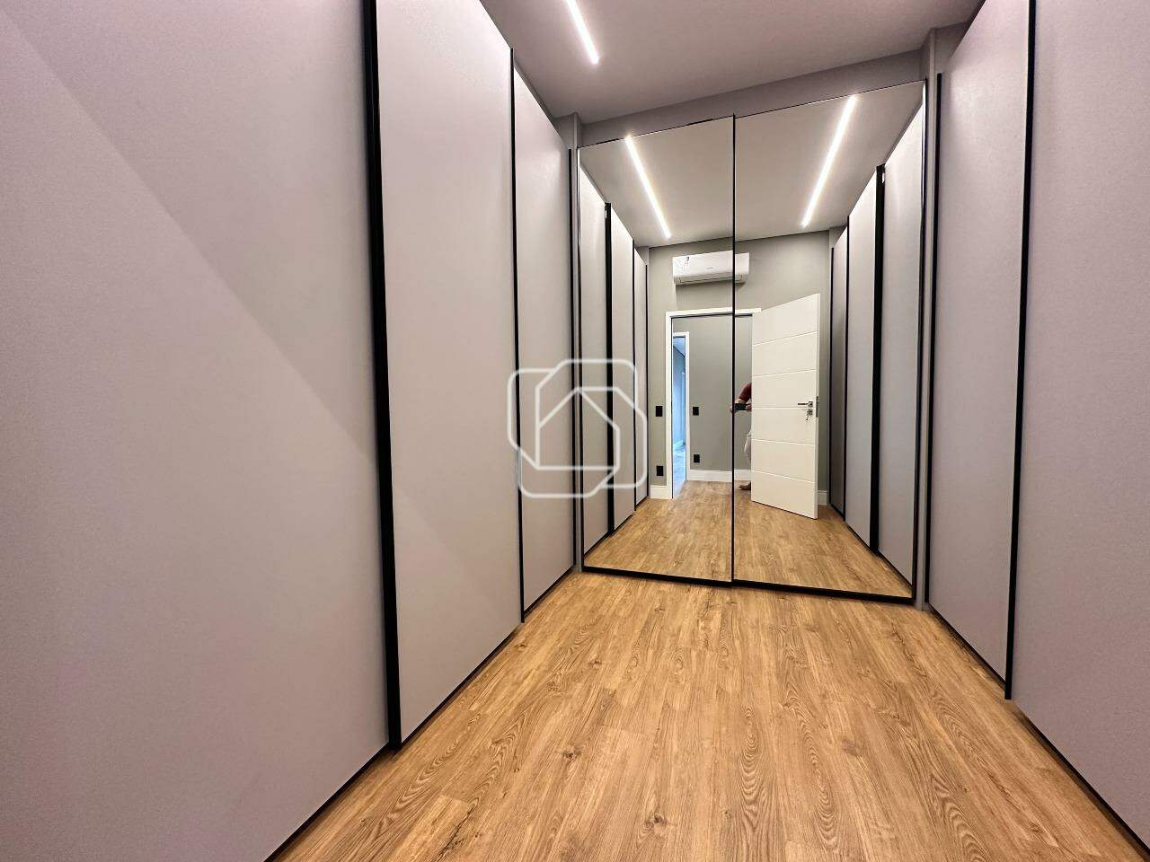 Casa de Condomínio à venda em Indaiatuba - SP - Parque Villa dos Pinheiros: Closet