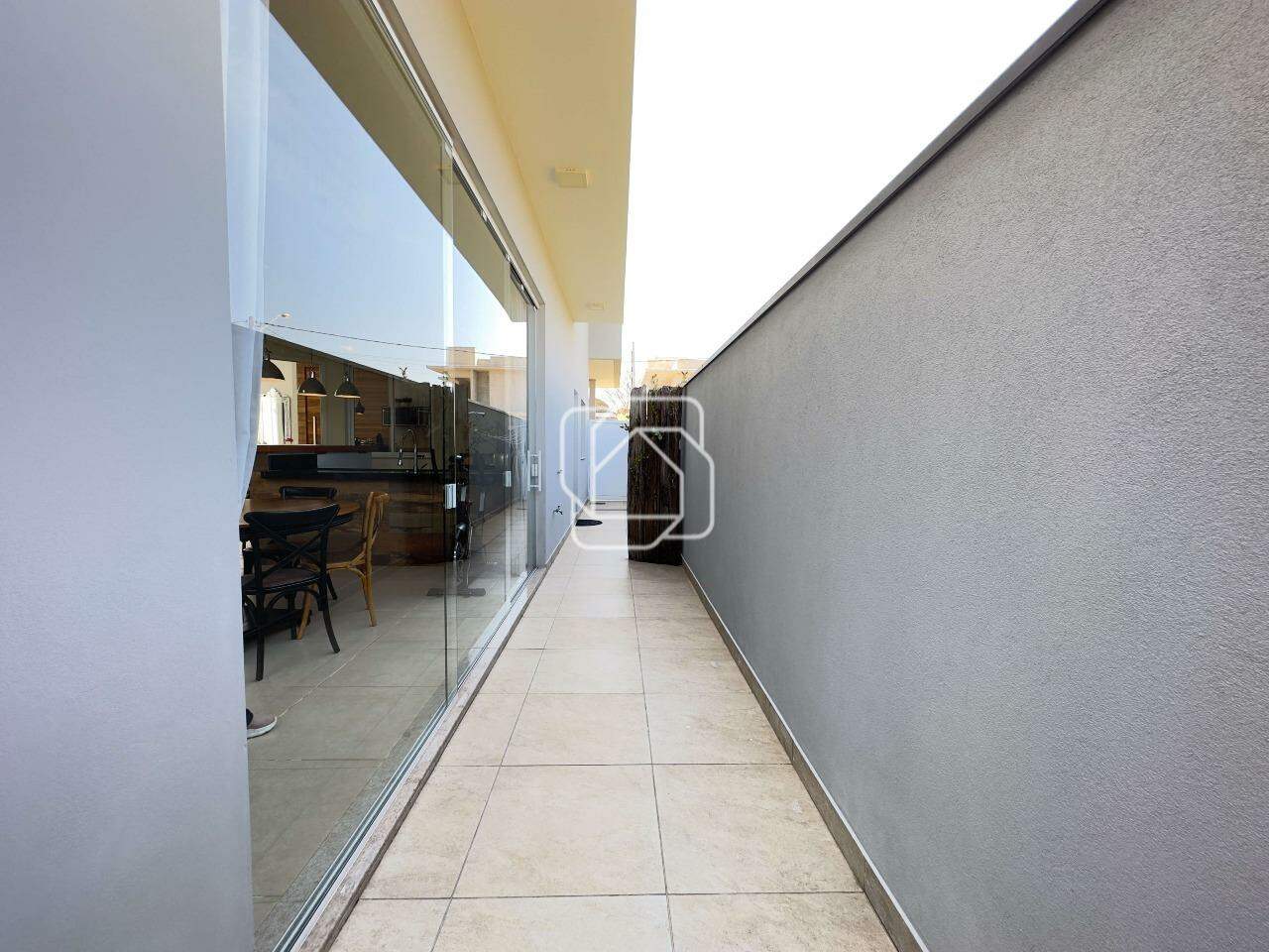 Casa de Condomínio à venda em Salto - SP - Portal dos Bandeirantes: Corredor lateral