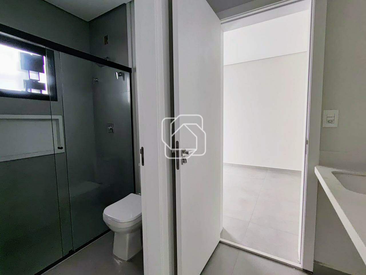 Casa de Condomínio à venda em Itu - SP - Condomínio Gardenville: Banheiro da Demi suíte