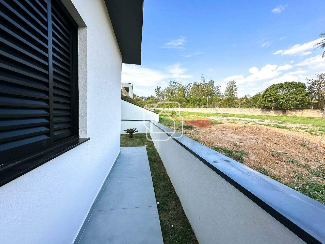 Casa de Condomínio à venda em Itu - SP - Condomínio Villas do Golfe: Corredor lateral