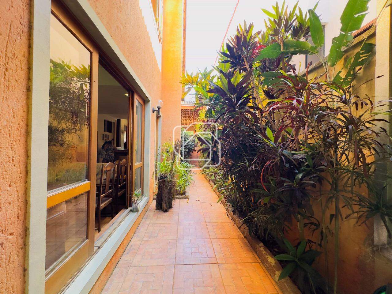 Casa de Condomínio à venda em Itu - SP - Condomínio Portal de Itu: Corredor lateral