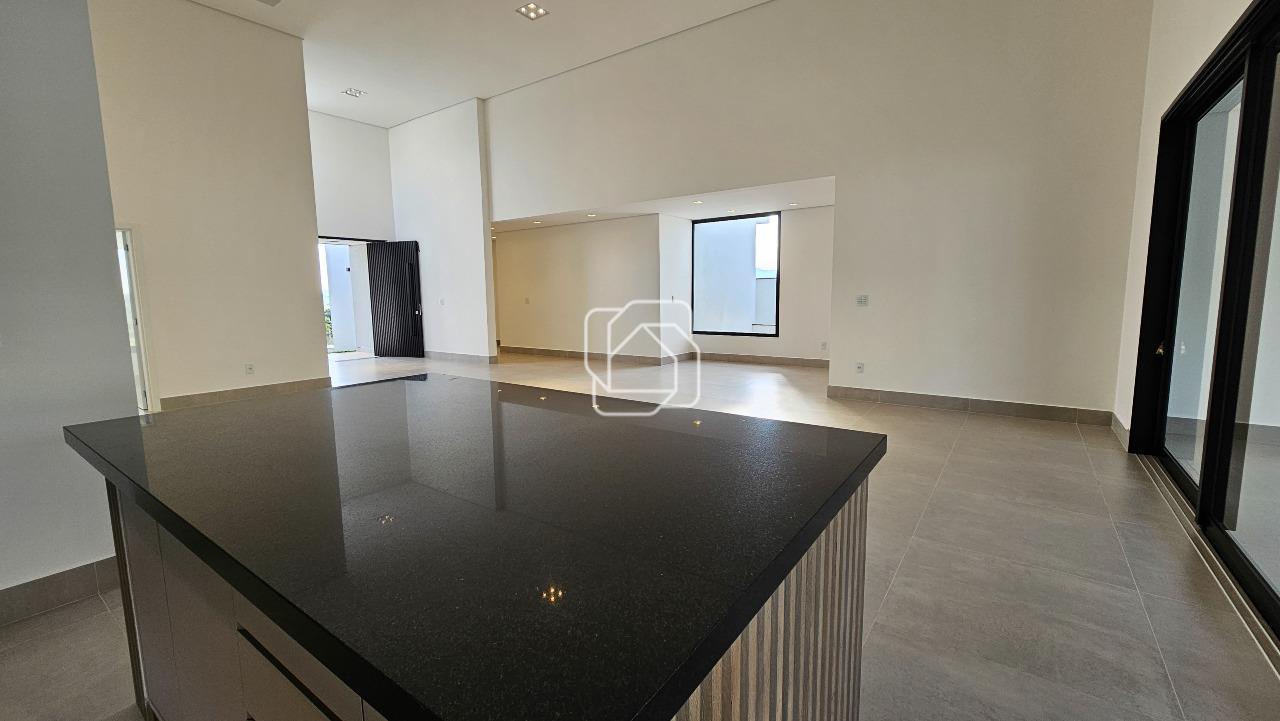 Casa de Condomínio à venda em Itu - SP - Residencial Parque Campos de Santo Antônio II: Vista da cozinha para a sala